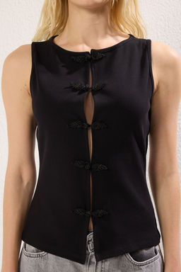 Trendyolmilla Siyah Aksesuar Fiyonk Detayl? Havuz Yaka Vucuda Oturan Fitilli Esnek Orme Bluz TWOSS25BZ00134  фото 8