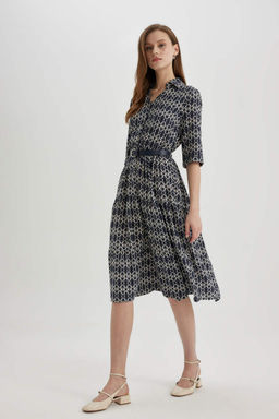 Платье миди с воротником-рубашкой и узором до половины рукава