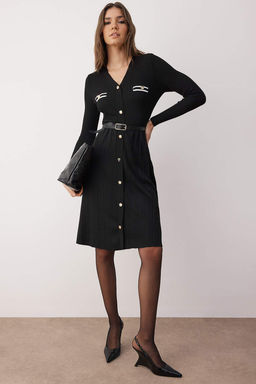 Siyah Dugme Detayl? Maxi V Yaka Triko Renk Bloklu Kemerli Elbise TWOAW26EL00003