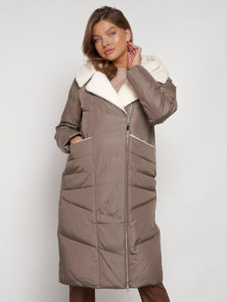 Пальто утепленное с капюшоном зимнее женское коричневого цвета 132255K - Visdeer фото 9