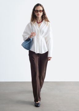 Pantalones sastre con pliegues marcados