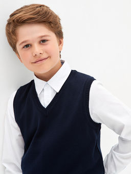 Темно-синий вязаный жилет для мальчика