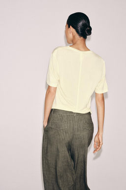 CAMISETA ESCOTE PICO FLUIDA / Amarillo