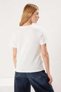 Ekru %100 Pamuk Regular/Normal Kal?p Slogan Bask?l? Orme T-Shirt TWOSS25TS00047