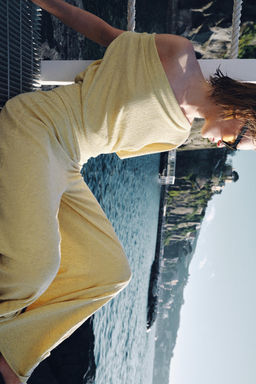 TOP ASIM?TRICO TEXTURA / Amarillo claro