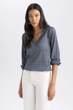 Приталенная блузка с длинными рукавами и V-образным вырезом