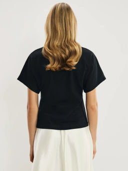 Футболка с брошью из перьев / Zarina