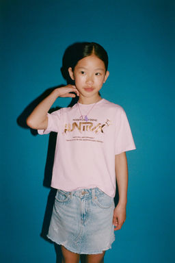 CAMISETA ESTAMPADO KPOP DEMON HUNTERS NETFLIX  / Rosa