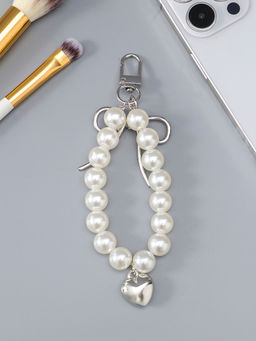 Брелок на карабине "Жемчужная нить с сердцем и бантом" серебристо-белый 13х3х1 см